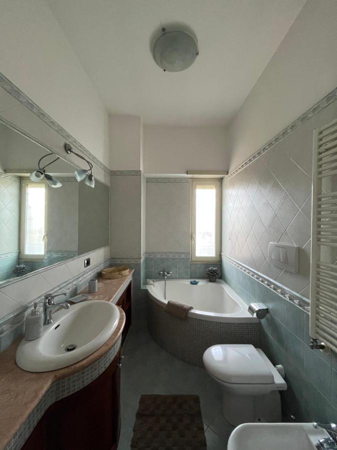 Ferienwohnung Attico Con Terrazza In Via Dei Traghetti Lido di Ostia Exterior foto