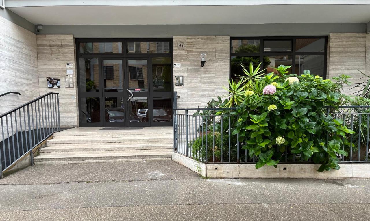 Ferienwohnung Attico Con Terrazza In Via Dei Traghetti Lido di Ostia Exterior foto